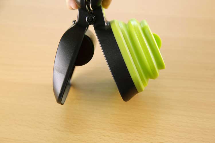 Foldable Pooper Scooper with Eco-Friendly Decomposable Bags